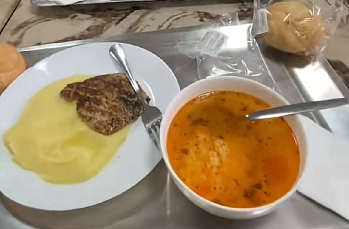 Masa de prânz la cantina studențească: „Deci avem așa, o ciorbă, un piure cu cotlet de porc.” Cât costă