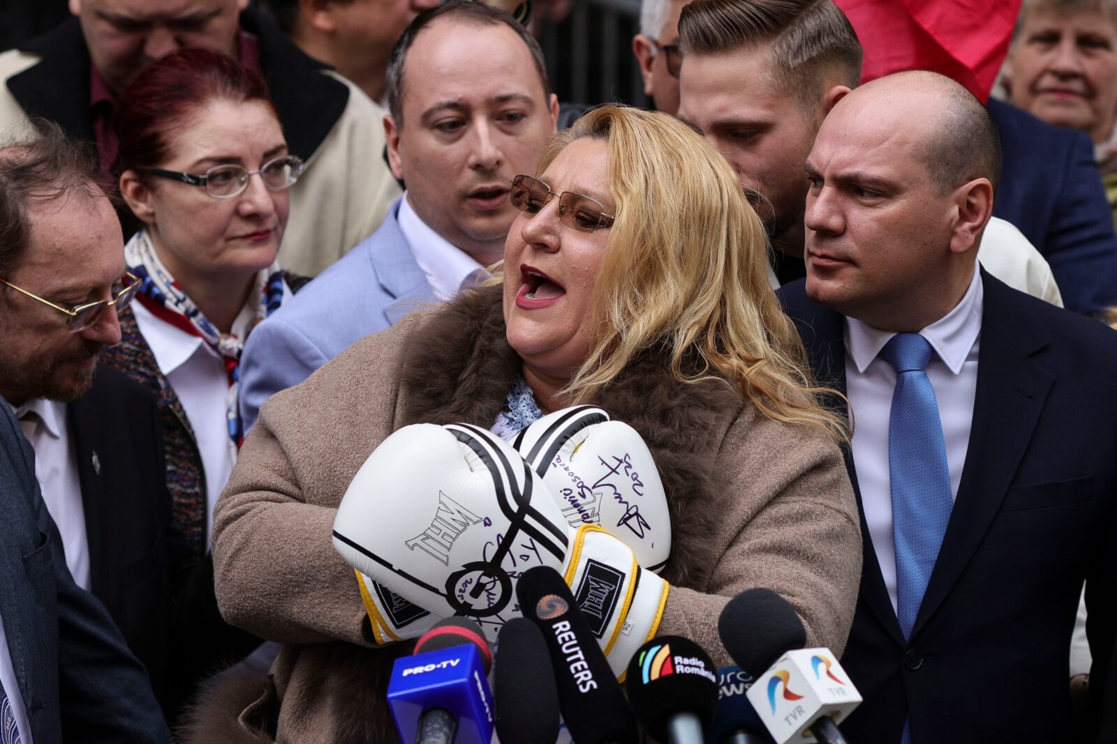 Diana Șoșoacă îl critică pe Călin Georgescu: „Nu ți-e rușine să-ți bați joc de oamenii care te-au votat și te-au ajutat?”