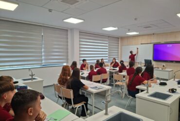 Ce-i stresează cel mai mult pe profesorii din România. Predarea pentru elevii cu CES, pe primul loc în nevoia de formare