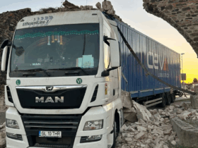 VIDEO Un TIR cu numere de România a distrus un important monument istoric din Spania, ridicat în secolul al XVIII-lea