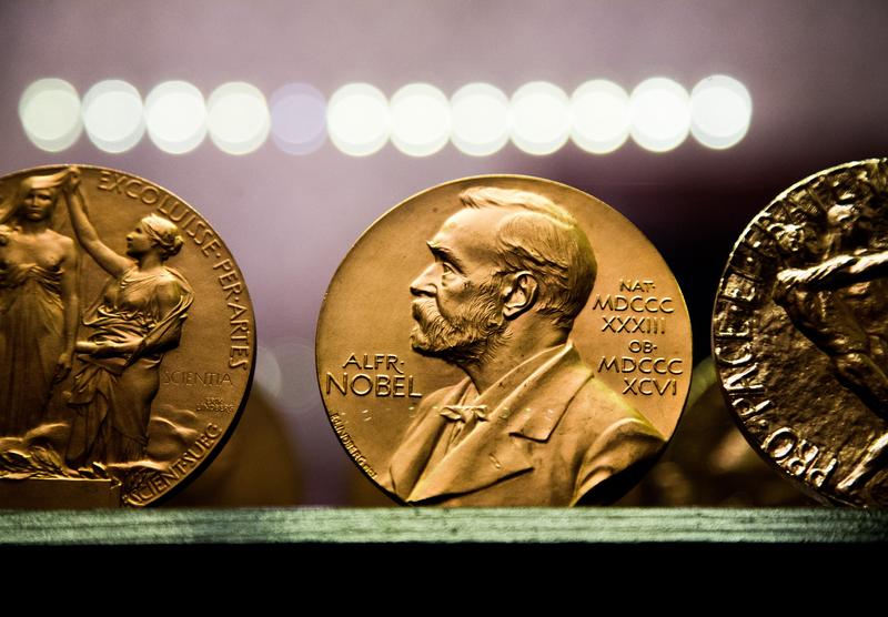 Premiul Nobel pentru Fizică din 2025 a fost acordat cercetătorilor John Clarke, Michel Devoret și John Martinis pentru munca din domeniul fizicii cuantice