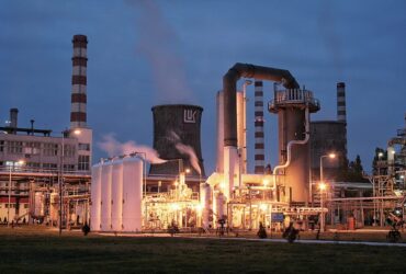 Cele două scenarii pentru viitorul Lukoil în România. Ce spune Bolojan despre naționalizare și posibilitatea scumpirii carburanților