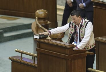 Senator ales pe listele SOS, suspectat că a furat un ruscac din recepția unui hotel Senator ales pe listele SOS, suspectat că a furat un ruscac din recepția unui hotel