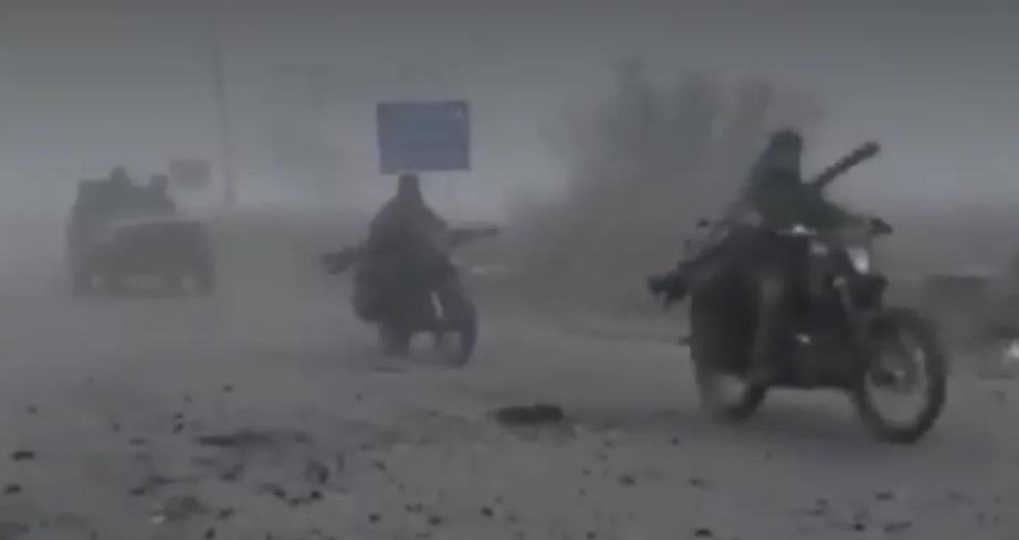 VIDEO Forțele ruse au năvălit în stil „Mad Max” în Pokrovsk. Imagini cu scena desprinsă din celebrul film post-apocaliptic