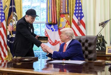 Platforma lui Elon Musk a dezvăluit că mulți dintre patrioții MAGA, urmăriți de sute de mii de americani, locuiesc de fapt în țări ca Bangladesh Platforma lui Elon Musk a dezvăluit că mulți dintre patrioții MAGA, urmăriți de sute de mii de americani, locuiesc de fapt în țări ca Bangladesh
