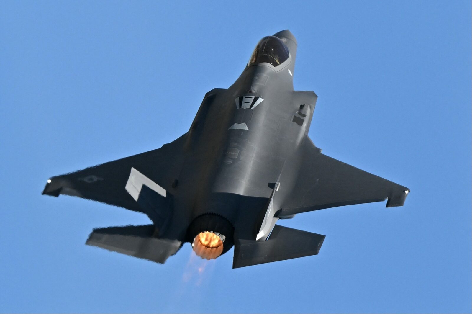 Donald Trump analizează o mega-vânzare de F-35 către Arabia Saudită. „Vor să cumpere foarte multe” Donald Trump analizează o mega-vânzare de F-35 către Arabia Saudită. „Vor să cumpere foarte multe”