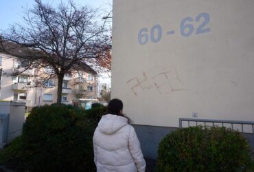 Un român provoacă stupoare în Germania. A desenat cu propriul sânge svastici pe zeci de mașini și ziduri
