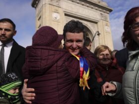 Nicușor Dan, baie de mulțime după paradă. Ce mesaj le-a transmis românilor și ce spune despre șefia MApN Nicușor Dan, baie de mulțime după paradă. Ce mesaj le-a transmis românilor și ce spune despre șefia MApN