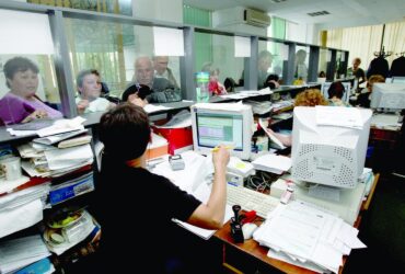 Legea prin care cresc taxele locale, pentru care Guvernul și-a angajat răspunderea, a fost publicată în Monitorul Oficial