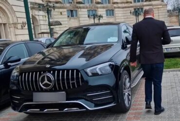 Deputat SOS, surprins la Parlament cu un Mercedes de lux care nu apare în acte. Ce mașină figurează în declarația sa de avere
