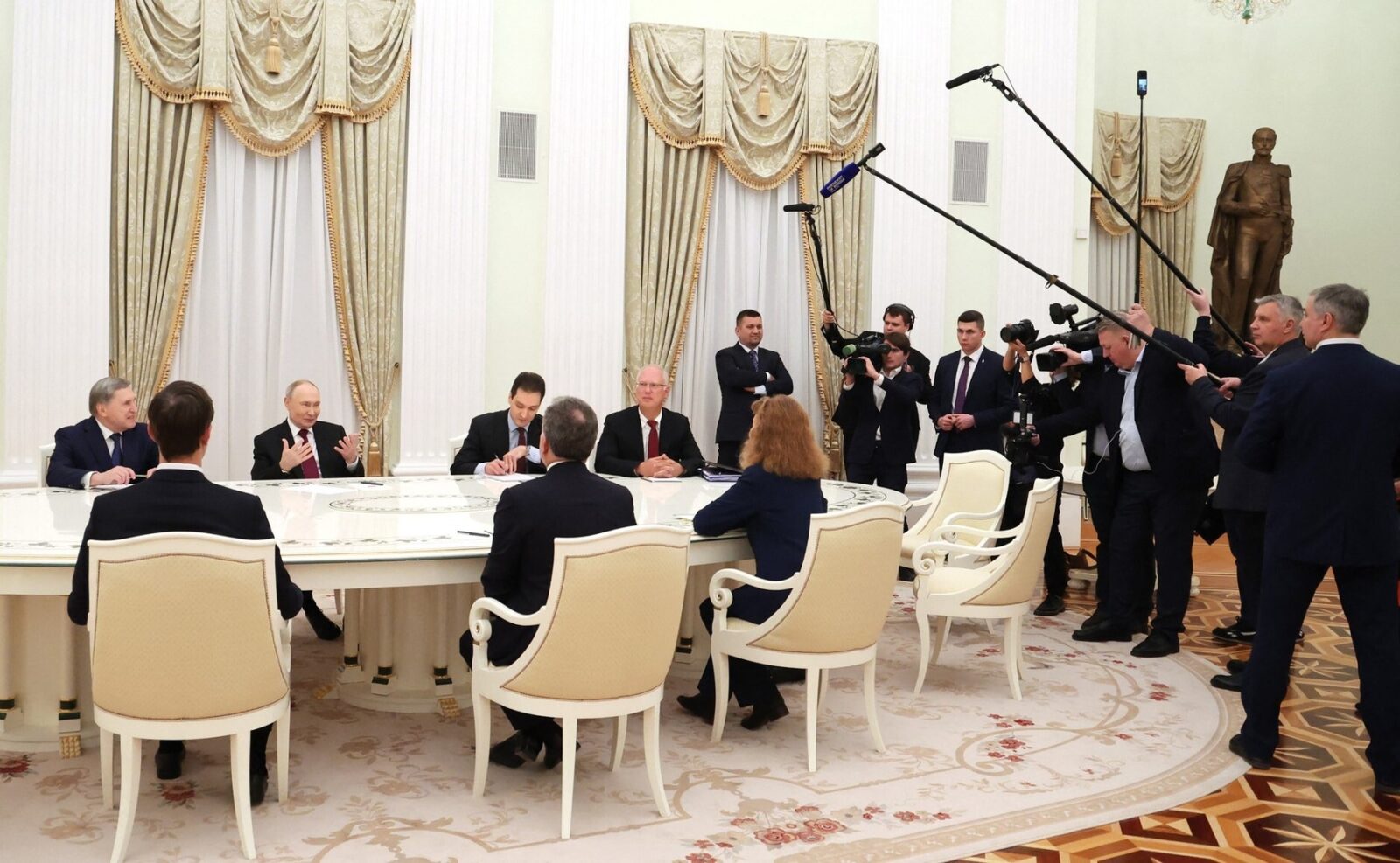 Primele anunțuri de la Kremlin, după întâlnirea de 5 ore a lui Putin cu echipa lui Trump. Un mesaj cu un singur cuvânt vs. „Mai sunt multe de făcut”