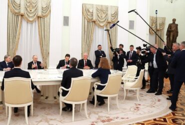 Primele anunțuri de la Kremlin, după întâlnirea de 5 ore a lui Putin cu echipa lui Trump. Un mesaj cu un singur cuvânt vs. „Mai sunt multe de făcut”