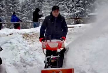 Ministrul Radu Miruţă, deszăpezire cu freza de mână în stațiunea Rânca. „Cine nu face pârtie e rost de bârfă între vecini”