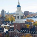 Universitatea Harvard oferă cursuri online gratuite. La fel și alte universități renumite