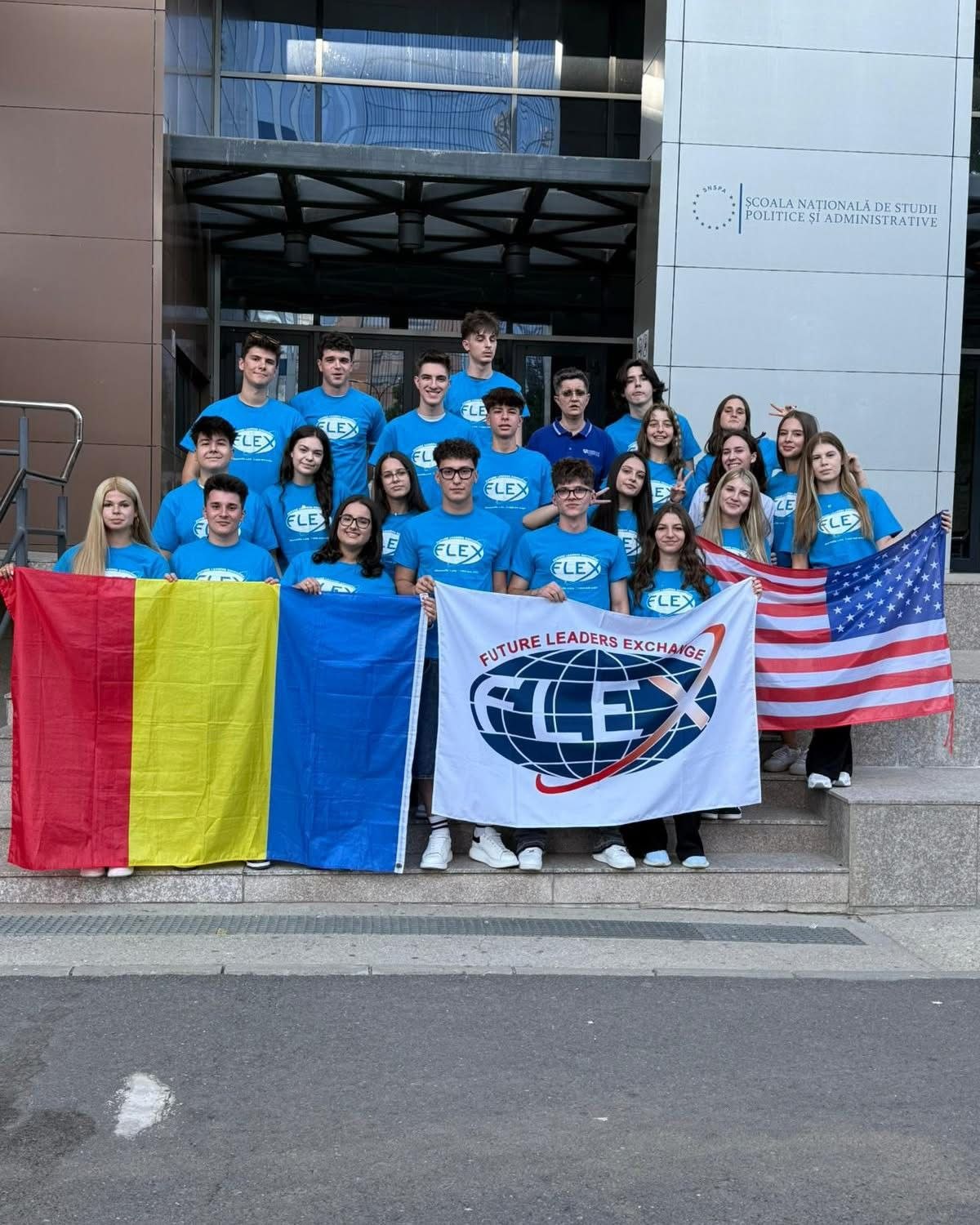 Aproape 2.900 de liceeni candidează pentru cele 20 de locuri disponibile în Programul FLEX. Nicușor Dan: „România are nevoie de cetățeni bine pregătiți” Aproape 2.900 de liceeni candidează pentru cele 20 de locuri disponibile în Programul FLEX. Nicușor Dan: „România are nevoie de cetățeni bine pregătiți”