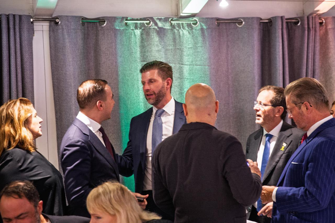 Bogdan Ivan anunță ca a discutat cu Eric Trump la Davos: „Este cel mai solid și relevant contact cu administrația Trump din ultimul an” Bogdan Ivan anunță ca a discutat cu Eric Trump la Davos: „Este cel mai solid și relevant contact cu administrația Trump din ultimul an”