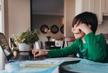 Inteligența artificială, benefică sau nocivă pentru elevi? Profesoară: ,,A devenit un fel de ‘asistent personal’ permanent”