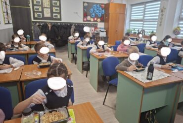 Ce poate mânca un elev român la școală, pe banii statului. Leacul pentru mofturoși și masa care aduce elevii nevoiași la școală