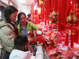 „Se vinde pe bandă rulantă”: O jucărie de pluș cu o cusătură greșită a devenit virală în China „Se vinde pe bandă rulantă”: O jucărie de pluș cu o cusătură greșită a devenit virală în China