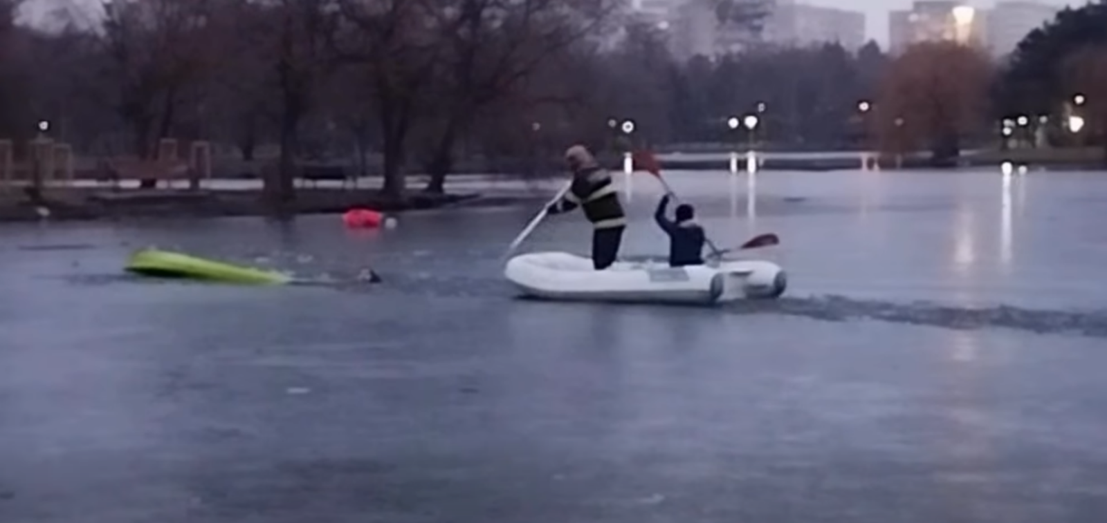 Pompierii din București au salvat un tânăr care a căzut într-un lac înghețat în timp ce încerca să scoată din apă un câine – VIDEO Pompierii din București au salvat un tânăr care a căzut într-un lac înghețat în timp ce încerca să scoată din apă un câine – VIDEO