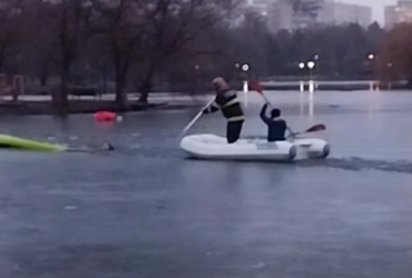 Pompierii din București au salvat un tânăr care a căzut într-un lac înghețat în timp ce încerca să scoată din apă un câine – VIDEO