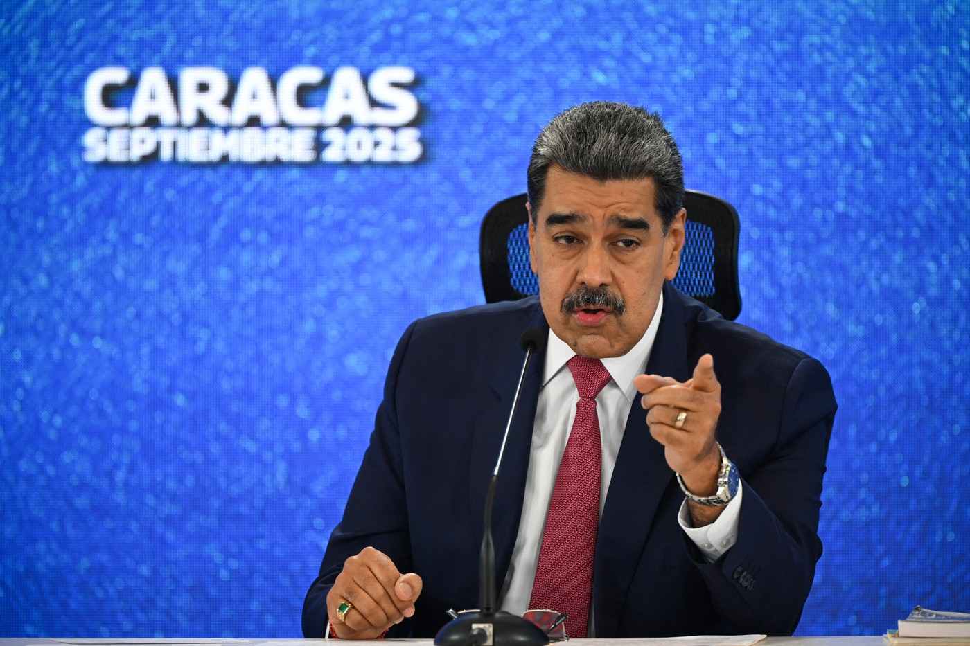 Radu Paraschivescu, demonstrație de umor după rumoarea stârnită de asemănarea fizică între el și Maduro Radu Paraschivescu, demonstrație de umor după rumoarea stârnită de asemănarea fizică între el și Maduro