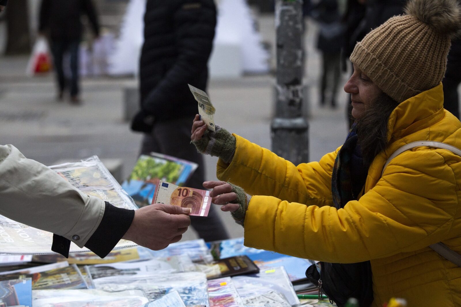 „Sunt dezgustată să ating bancnotele!” „Euro? Mulțumim, noi voiam leva!”- Cozi, portofele duble și panică în prima zi în care pensionarii bulgari au primit pensia în euro