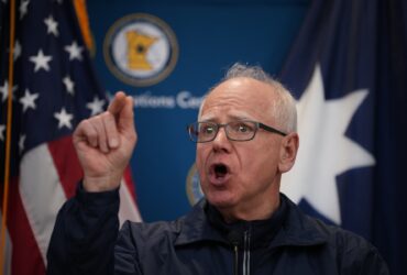 Varianta guvernatorului din Minnesota după discuția cu Trump. Ce pas în spate e dispus președintele american să facă, potrivit lui Walz Varianta guvernatorului din Minnesota după discuția cu Trump. Ce pas în spate e dispus președintele american să facă, potrivit lui Walz