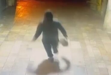 VIDEO Tâlhărie de 3.000 de lei în Capitală. Suspectul, filmat în timp ce fugea cu geanta smulsă unei femei, a fost reținut