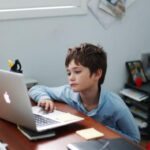 Cursuri mutate în online sau suspendate, din cauza vremii, în școli din patru județe