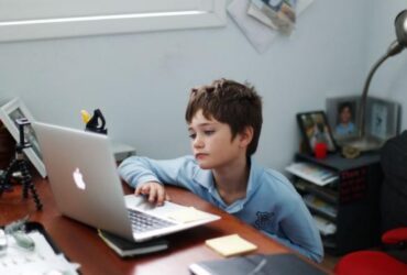 Cursuri mutate în online sau suspendate, din cauza vremii, în școli din patru județe