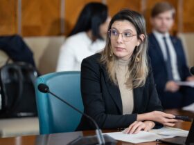 „S-a făcut un circ grotesc”. Diana Buzoianu acuză parlamentarii care au cerut să fie scoasă de la dezbaterea moțiunilor de „tendinţe dicratoriale”