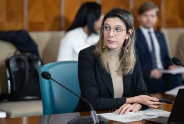 „S-a făcut un circ grotesc”. Diana Buzoianu acuză parlamentarii care au cerut să fie scoasă de la dezbaterea moțiunilor de „tendinţe dicratoriale”