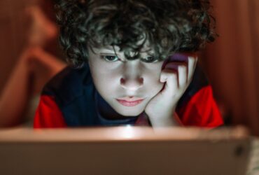 Educația Media și Digitală ar putea deveni disciplină obligatorie. Ce spun elevii: „Corespunde în mod evident realităților actuale”