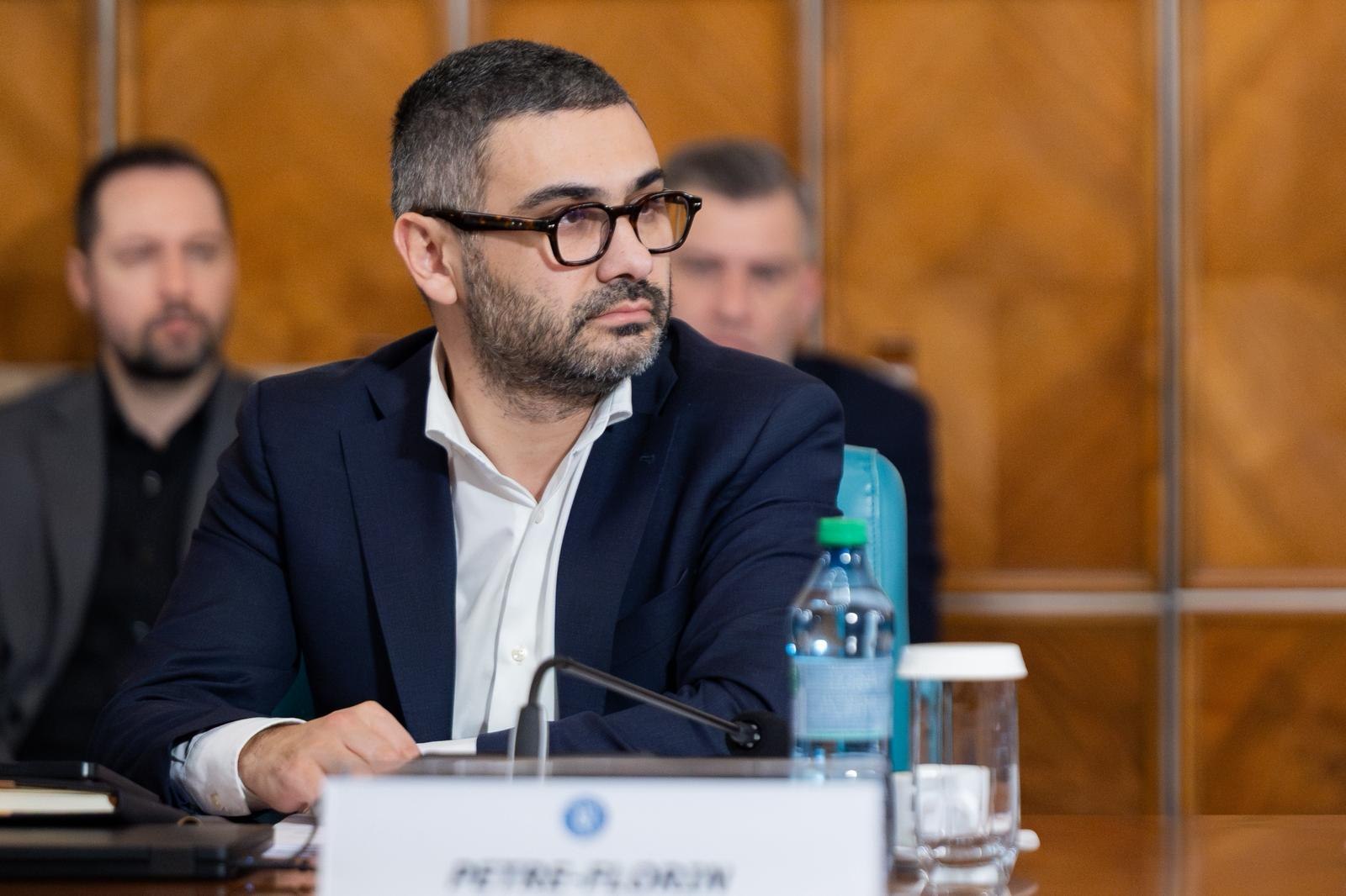 Ministrul Muncii îl sfidează pe Bolojan: Florin Manole anunță că nu va tăia posturi. „Ar putea alimenta extremismul”