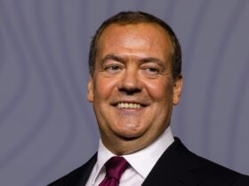 Dmitri Medvedev îl ironizează pe Trump pentru amenințarea cu submarinele nucleare, dar îi laudă stilul de conducere