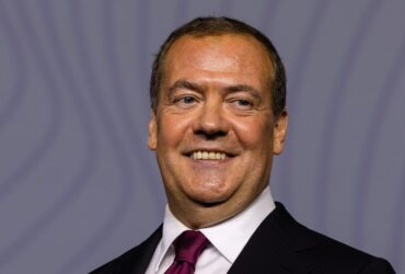 Dmitri Medvedev îl ironizează pe Trump pentru amenințarea cu submarinele nucleare, dar îi laudă stilul de conducere