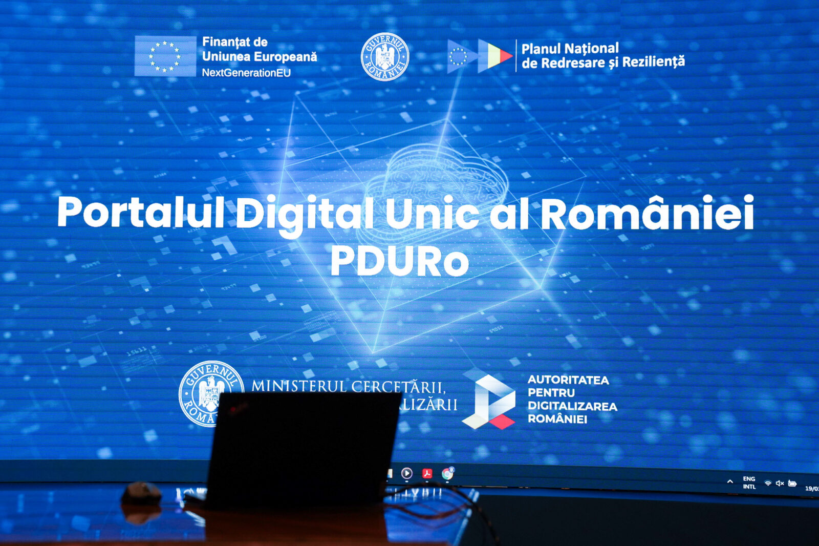 Ghișeul „la un click distanță” întârzie să apară. De ce nu pot accesa românii încă portalul unic digital, pentru care s-au plătit până acum 16 milioane de euro