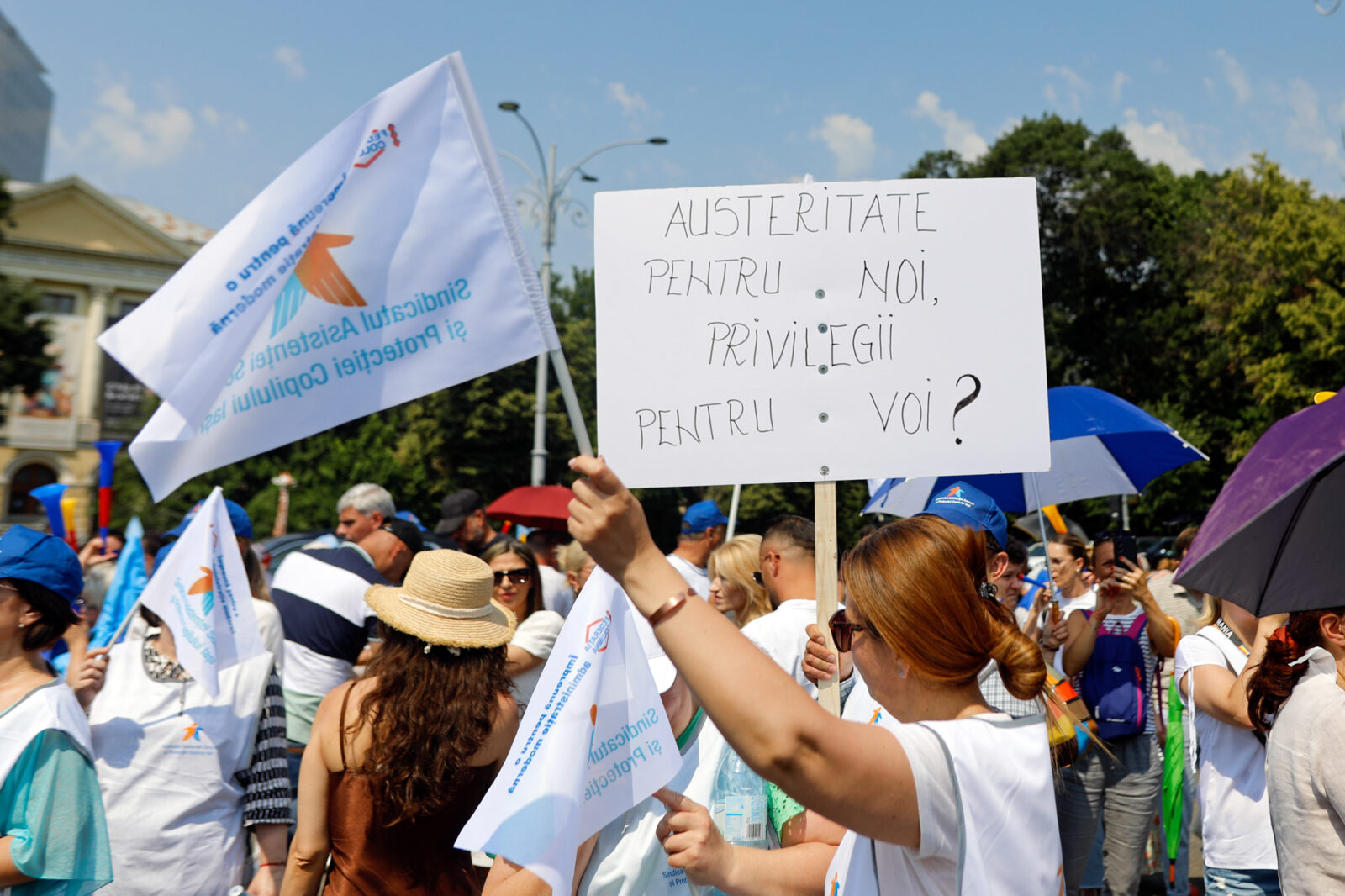Nemulțumiți de reforma premierului Bolojan din administrația publică, angajații din primării amenință cu greva generală Nemulțumiți de reforma premierului Bolojan din administrația publică, angajații din primării amenință cu greva generală