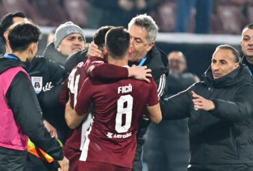 FOTO Scandal după meciul CFR – U Cluj. Bergodi a sărit la bătaie și i-a luat de gât pe jucătorii CFR-ului! Ultrașii, la un pas să intre pe teren FOTO Scandal după meciul CFR – U Cluj. Bergodi a sărit la bătaie și i-a luat de gât pe jucătorii CFR-ului! Ultrașii, la un pas să intre pe teren