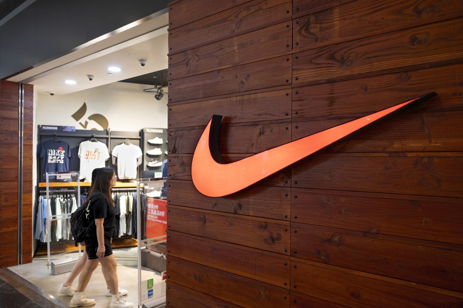 Cum a ajuns Nike să fie prinsă într-un război al lui Trump și acuzațiile care i se aduc
