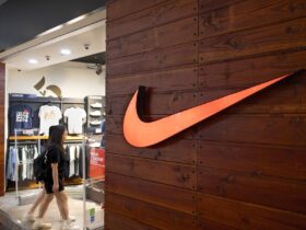 Cum a ajuns Nike să fie prinsă într-un război al lui Trump și acuzațiile care i se aduc