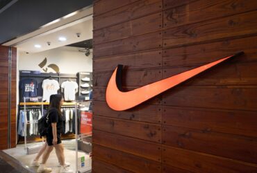 Cum a ajuns Nike să fie prinsă într-un război al lui Trump și acuzațiile care i se aduc Cum a ajuns Nike să fie prinsă într-un război al lui Trump și acuzațiile care i se aduc