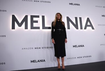 Regizorul filmului „Melania”, în fotografii alături de Jeffrey Epstein / Brett Ratner a fost acuzat în trecut de mai multe femei de hărţuire sexuală