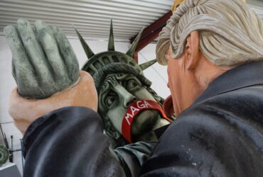 FOTO Donald Trump, fără pantaloni și dansând cu o Statuie a Libertății îngrozită – figură de carnaval în Germania
