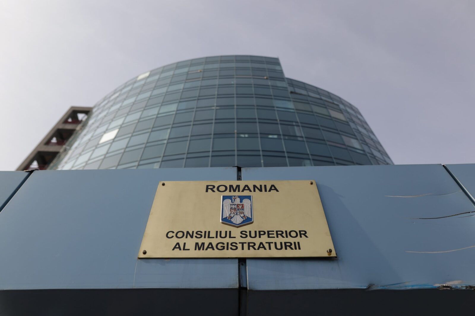 CSM spune că justiția din România se confruntă cu dificultăți „nemaiîntâlnite” din cauza lipsei de personal CSM spune că justiția din România se confruntă cu dificultăți „nemaiîntâlnite” din cauza lipsei de personal