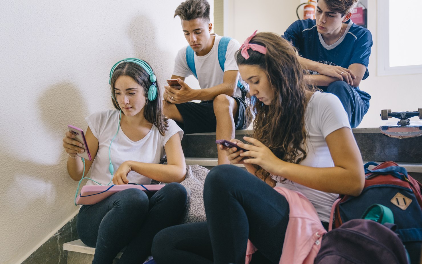 Relația toxică dintre elevi și telefoane în școli, descrisă de profesori: „Am plecat plângând după discuții cu ei”