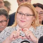 Mesaj controversat de 8 Martie: Șoșoacă le urează „La mulți ani” femeilor cu o fotografie a lui Putin