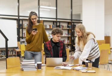 Nouă din zece absolvenți de facultate își găsesc loc de muncă, dar mulți se plâng de salarii: „Nu e nevoie să avem toți diplome”