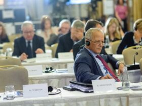 Fostul premier Theodor Stolojan spune că reducerea accizelor la carburanți ar fi o eroare: „Nu întreaga țară are aceleași suferințe. Mergem țintit pe câteva grupuri”